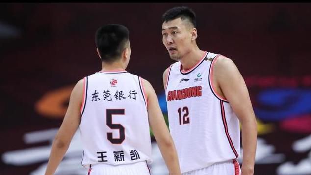 日前，徐峥经典;囧途喜剧最新作品《囧妈》再度曝光;进击的莫斯科特别视频，神秘浪漫的俄罗斯囧途终于揭开面纱，冰雪世界徐徐展开，壮丽朝霞中的行进的绿皮火车，人来人往的异国车站，歌舞升平的霓虹游轮，庄严古典的歌剧院，洁净广阔的冰原，热气球上俯瞰的莫斯科全景等等镜头悉数曝光，让人目不暇接
